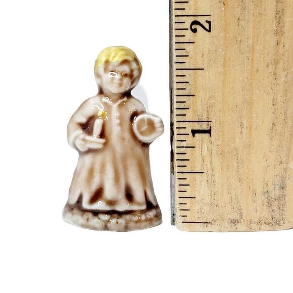 Wade Whimsie Red Rose Tea Figurine, Wee Willie Winkie, Nursery Rhyme Series - Picture 5 of 5